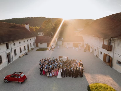 Hochzeit - PLZ 9155 (Österreich) - Alte Meierei Bleiburg - Innenhof mit Hochzeitsgesellschaft Drohne - ALTE MEIEREI BLEIBURG