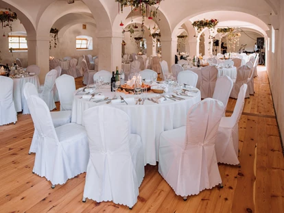 Hochzeit - PLZ 9155 (Österreich) - Alte Meierei Bleiburg I Festsaal mit gedeckten Tischen - ALTE MEIEREI BLEIBURG