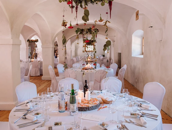 Hochzeit: Alte Meierei Bleiburg I Festsaal  mit gedeckten Tischen (hochkant) - ALTE MEIEREI BLEIBURG