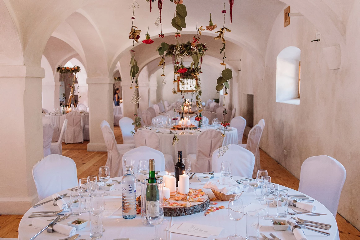 Hochzeit: Alte Meierei Bleiburg I Festsaal  mit gedeckten Tischen (hochkant) - ALTE MEIEREI BLEIBURG