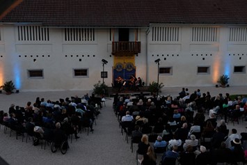 Hochzeit: Alte Meierei Bleiburg I Konzert im Innenhof - ALTE MEIEREI BLEIBURG
