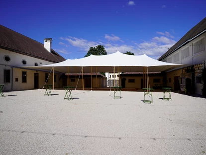 Hochzeit - PLZ 9155 (Österreich) - Innenhof der Alten Meierei mit weißem Festzelt, ohne Seitenwände. - ALTE MEIEREI BLEIBURG