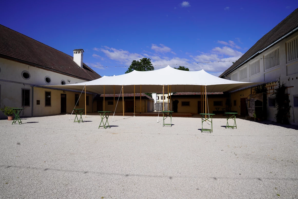 Hochzeit: Innenhof der Alten Meierei mit weißem Festzelt, ohne Seitenwände. - ALTE MEIEREI BLEIBURG
