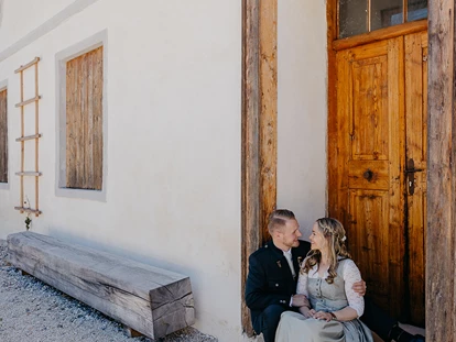 Hochzeit - PLZ 9155 (Österreich) - Paar vor einer Tür im Innenhof der Alten Meierei. - ALTE MEIEREI BLEIBURG