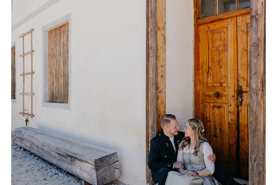 Hochzeit: Paar vor einer Tür im Innenhof der Alten Meierei. - ALTE MEIEREI BLEIBURG