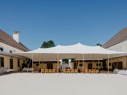 Hochzeit - PLZ 9155 (Österreich) - Weißes Festzelt mit Bestuhlung im Innenhof der Alten Meierei. - ALTE MEIEREI BLEIBURG