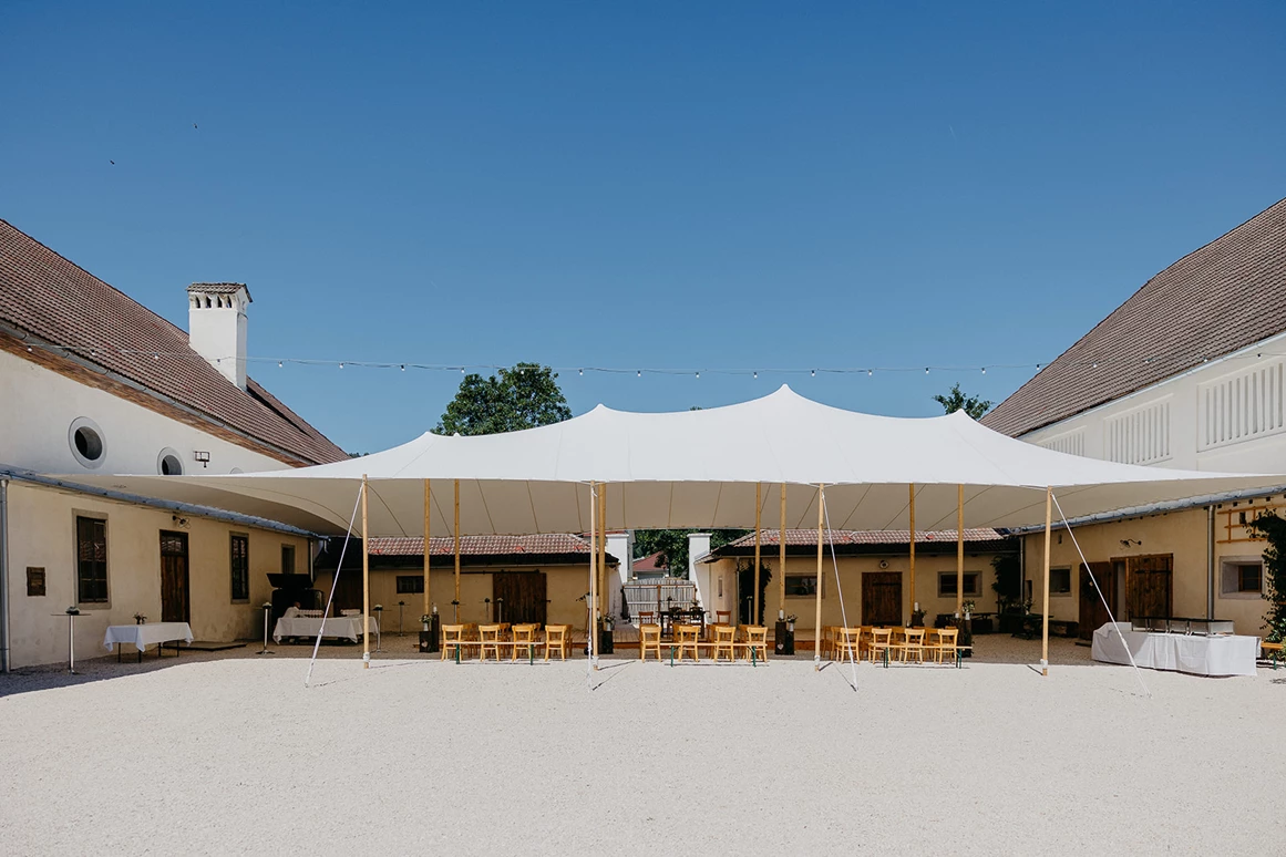 Hochzeit: Weißes Festzelt mit Bestuhlung im Innenhof der Alten Meierei. - ALTE MEIEREI BLEIBURG