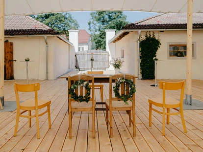 Hochzeit - PLZ 9155 (Österreich) - Vintage-Tisch und Bestuhlung im Zelt für Standesamtliche Hochzeit, Alte Meierei. - ALTE MEIEREI BLEIBURG