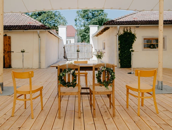 Hochzeit: Vintage-Tisch und Bestuhlung im Zelt für Standesamtliche Hochzeit, Alte Meierei. - ALTE MEIEREI BLEIBURG