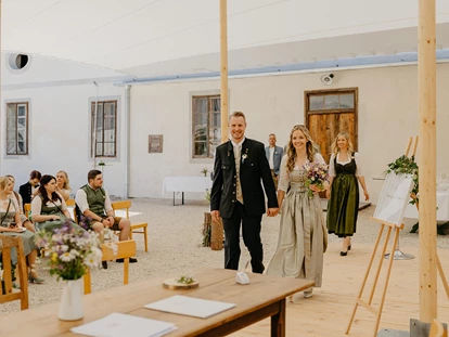 Hochzeit - PLZ 9155 (Österreich) - Paar auf dem Weg zur standesamtlichen Trauung. - ALTE MEIEREI BLEIBURG