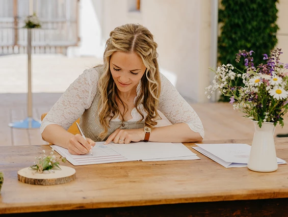 Hochzeit: Braut unterschreibt am Vintage-Tisch. - ALTE MEIEREI BLEIBURG