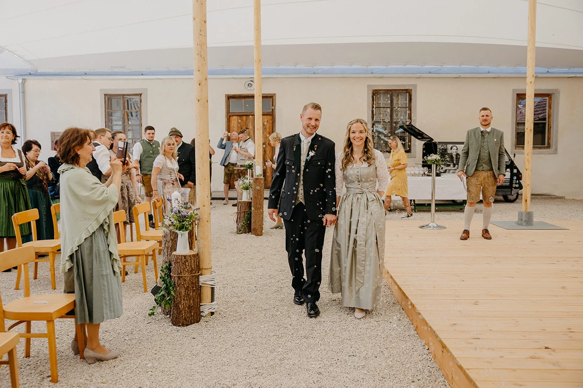 Hochzeit: Standesamtliche Trauung, Brautpaar und Gäste. - ALTE MEIEREI BLEIBURG