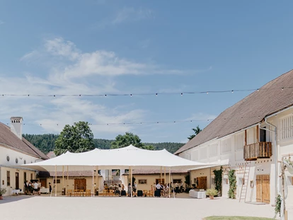 Hochzeit - PLZ 9155 (Österreich) - Weißes Festzelt im Innenhof der Alten meierei Bleiburg. - ALTE MEIEREI BLEIBURG