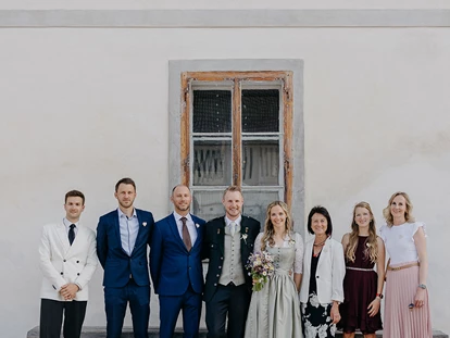 Hochzeit - PLZ 9155 (Österreich) - Brautpaar mit Trauzeugen.  - ALTE MEIEREI BLEIBURG