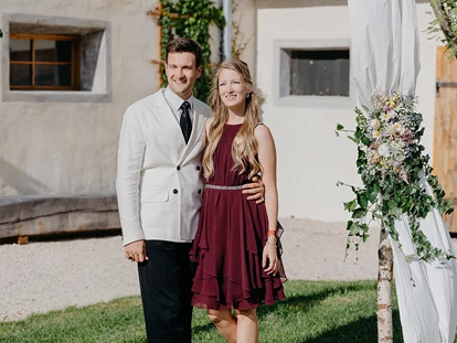 Hochzeit - PLZ 9155 (Österreich) - Paar unter Brautbogen aus Birke. - ALTE MEIEREI BLEIBURG