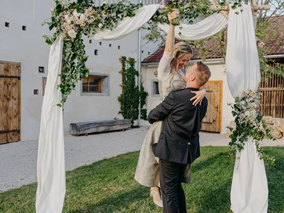 Hochzeit - PLZ 9155 (Österreich) - Paar unter Brautbogen. - ALTE MEIEREI BLEIBURG