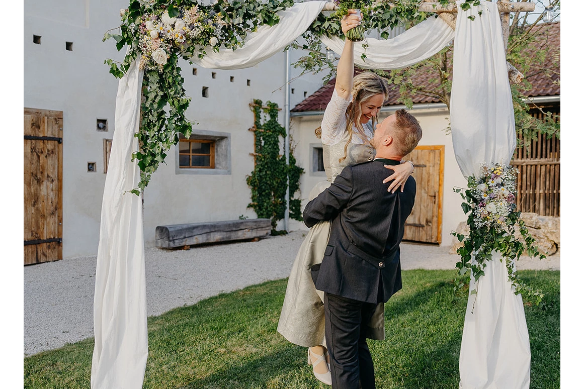 Hochzeit: Paar unter Brautbogen. - ALTE MEIEREI BLEIBURG