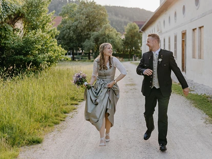 Hochzeit - PLZ 9155 (Österreich) - Paar-Shooting entlang der Südfassade der Alten Meierei. - ALTE MEIEREI BLEIBURG