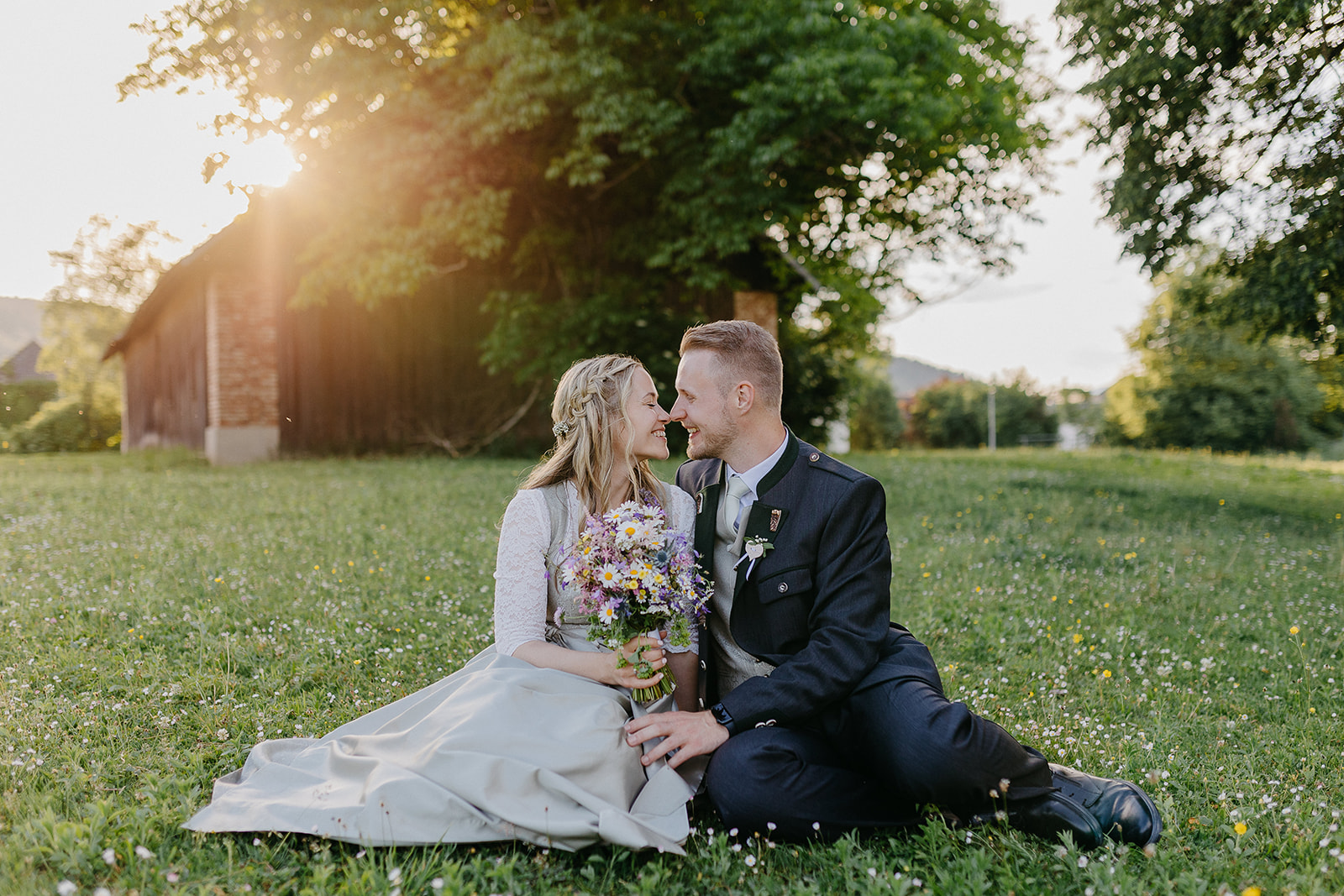 Hochzeitslocation: Paar-Shooting auf der Wiese hinter der Alten Meierei.  - ALTE MEIEREI BLEIBURG
