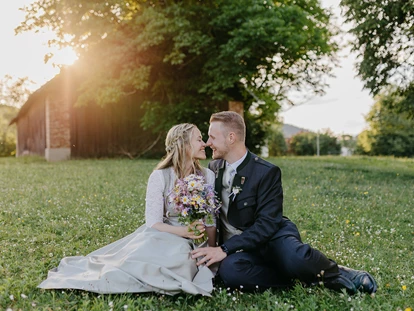 Hochzeit - PLZ 9155 (Österreich) - Paar-Shooting auf der Wiese hinter der Alten Meierei.  - ALTE MEIEREI BLEIBURG