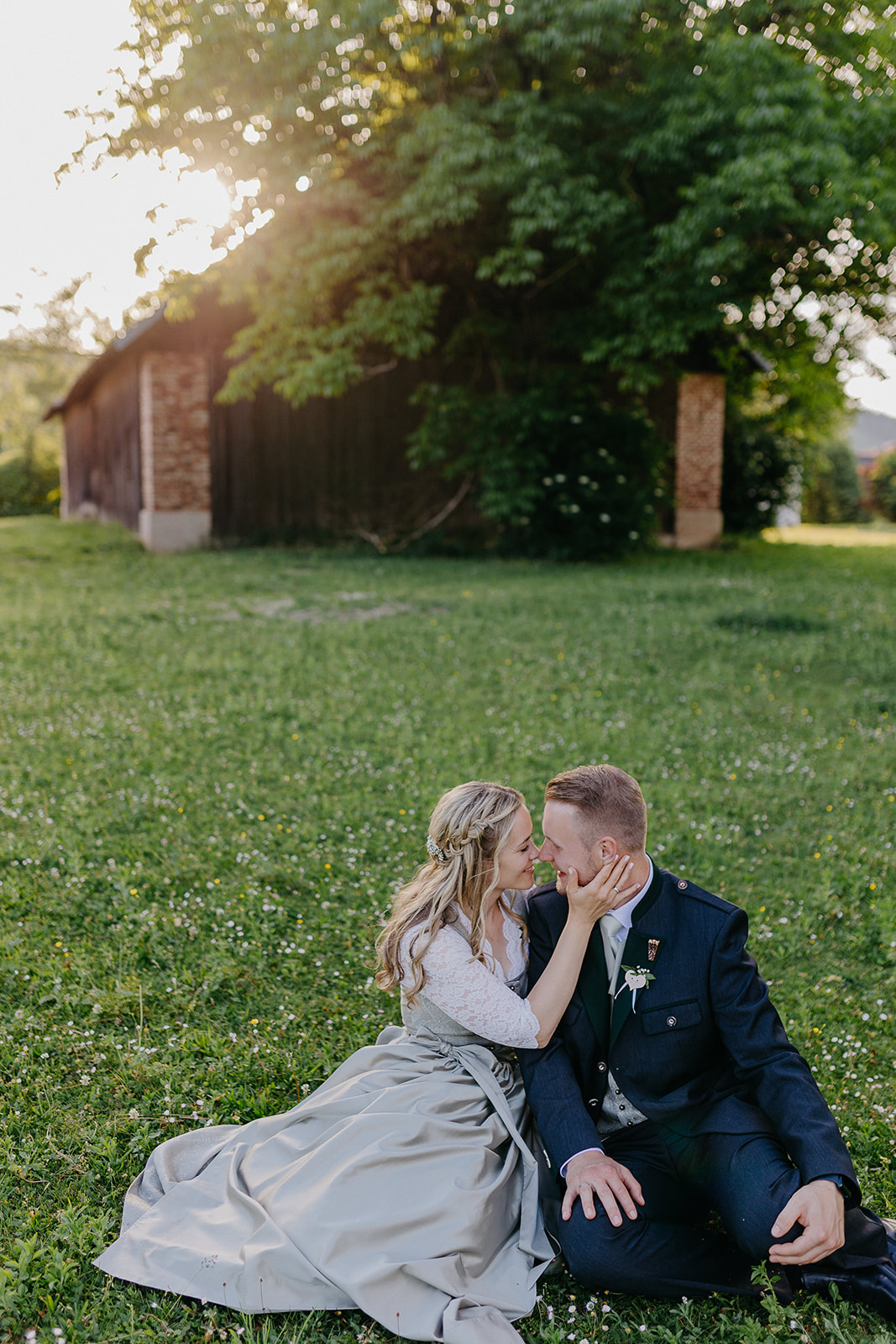 Hochzeitslocation: Paar auf der Wiese hinter der Alten Meierei. - ALTE MEIEREI BLEIBURG