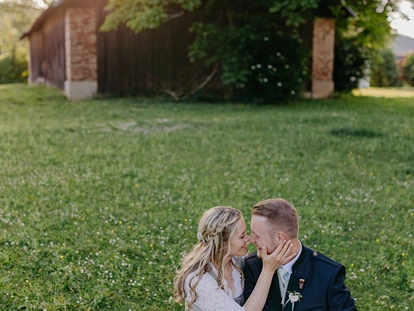 Hochzeit - PLZ 9155 (Österreich) - Paar auf der Wiese hinter der Alten Meierei. - ALTE MEIEREI BLEIBURG