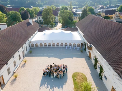 Hochzeit - PLZ 9155 (Österreich) - Innenhof Alte Meierei mit geschlossenem Zelt und Hochzeitsgesellschaft - ALTE MEIEREI BLEIBURG
