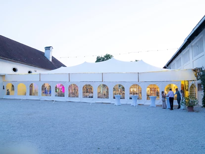 Hochzeit - PLZ 9155 (Österreich) - Zelt mit geschlossener Zeltwand im Innenhof.  - ALTE MEIEREI BLEIBURG
