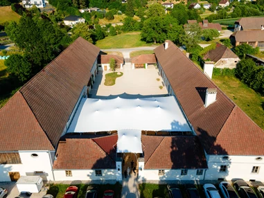 Hochzeit: Drohnenfoto - Meierei Bleiburg mit Zelt von Oben - ALTE MEIEREI BLEIBURG