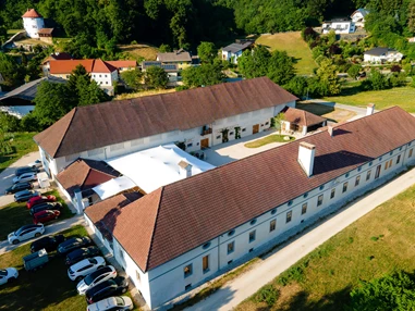 Hochzeit: Drohnenfoto - Meierei Bleiburg mit Zelt von Oben - ALTE MEIEREI BLEIBURG