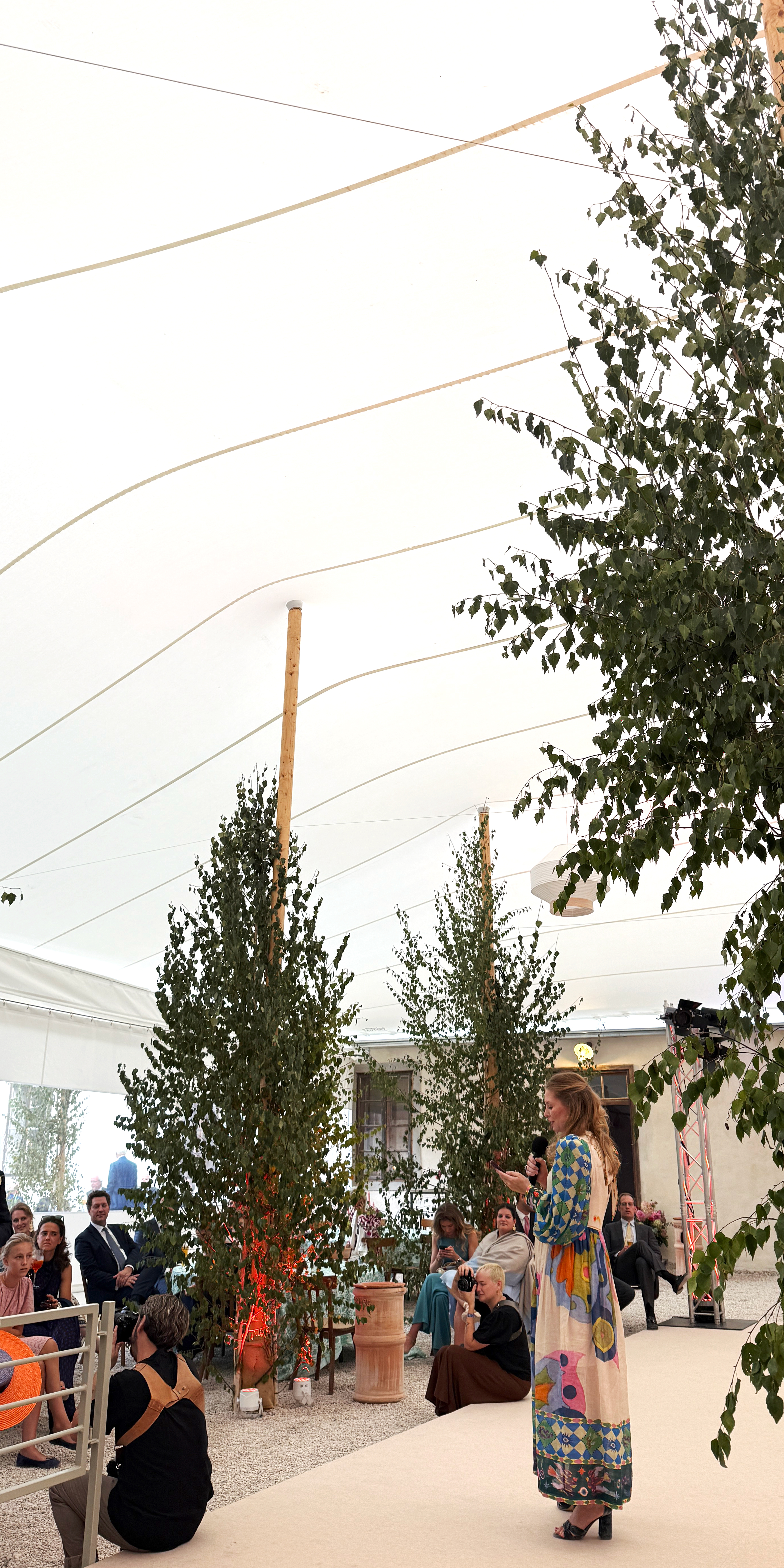 Hochzeitslocation: Trauzeugin hält Rede im Zelt im Innenhof der Alten Meierei Bleiburg - ALTE MEIEREI BLEIBURG