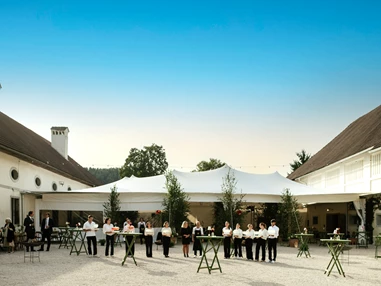 Hochzeit: Catering bei der Agape vor dem Festzelt im Innenhof der Alten Meierei Bleiburg - ALTE MEIEREI BLEIBURG