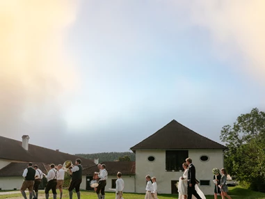 Hochzeit: Brautpaar mit Blasmusik auf dem Weg in die Alte Meierei Bleiburg - ALTE MEIEREI BLEIBURG