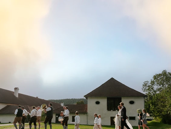 Hochzeit: Brautpaar mit Blasmusik auf dem Weg in die Alte Meierei Bleiburg - ALTE MEIEREI BLEIBURG