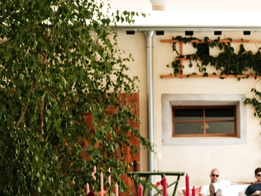 Hochzeit: Festlich gedeckte Tische im Zelt im Innenhof der Alten Meierei Bleiburg - ALTE MEIEREI BLEIBURG