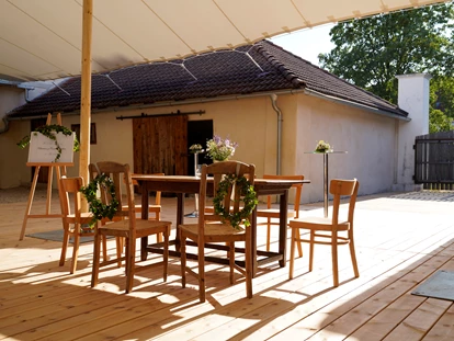 Hochzeit - PLZ 9155 (Österreich) - Tisch und Stühle für standesamtliche Trauung im Zelt der Alten Meierei - ALTE MEIEREI BLEIBURG