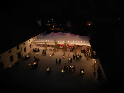 Hochzeit - PLZ 9155 (Österreich) - Hof Alte Meierei bei Nacht / Drohne - ALTE MEIEREI BLEIBURG