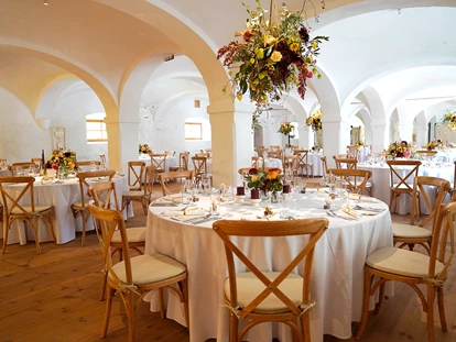 Hochzeit - PLZ 9155 (Österreich) - Festlich gedeckte Tische im Saal mit Blumenschmuck in den Gewölben  I Alte Meierei Bleiburg - ALTE MEIEREI BLEIBURG