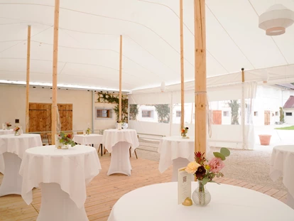 Hochzeit - PLZ 9155 (Österreich) - Stehtische im Zelt I Alte Meierei Bleiburg - ALTE MEIEREI BLEIBURG