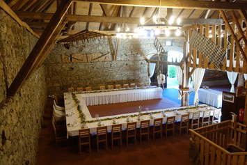 Hochzeit: Hochzeitstafel im Stadl - Abbrandtnergut auf dem Balkon von Linz