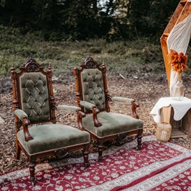Hochzeit: Nahaufname der Sessel - Gasthaus In Der Strassen
