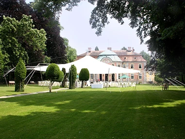 Hochzeit: Das Schloss Assumstadt für eure Gartenhochzeit in Baden-Württemberg. - Schloss Assumstadt