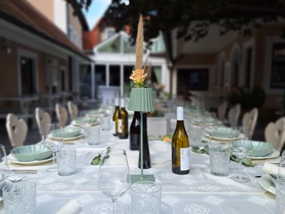 Hochzeit - Gumpoldskirchen - Hochzeitstafel im Garten des Heurigen Habacht. - Heuriger Habacht