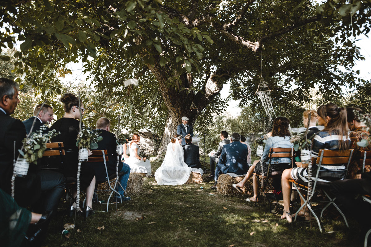 Hochzeitslocation: Trauung unter dem Walnussbaum - Gartenglück Wegendorf