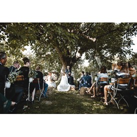 Hochzeit: Trauung unter dem Walnussbaum - Gartenglück Wegendorf