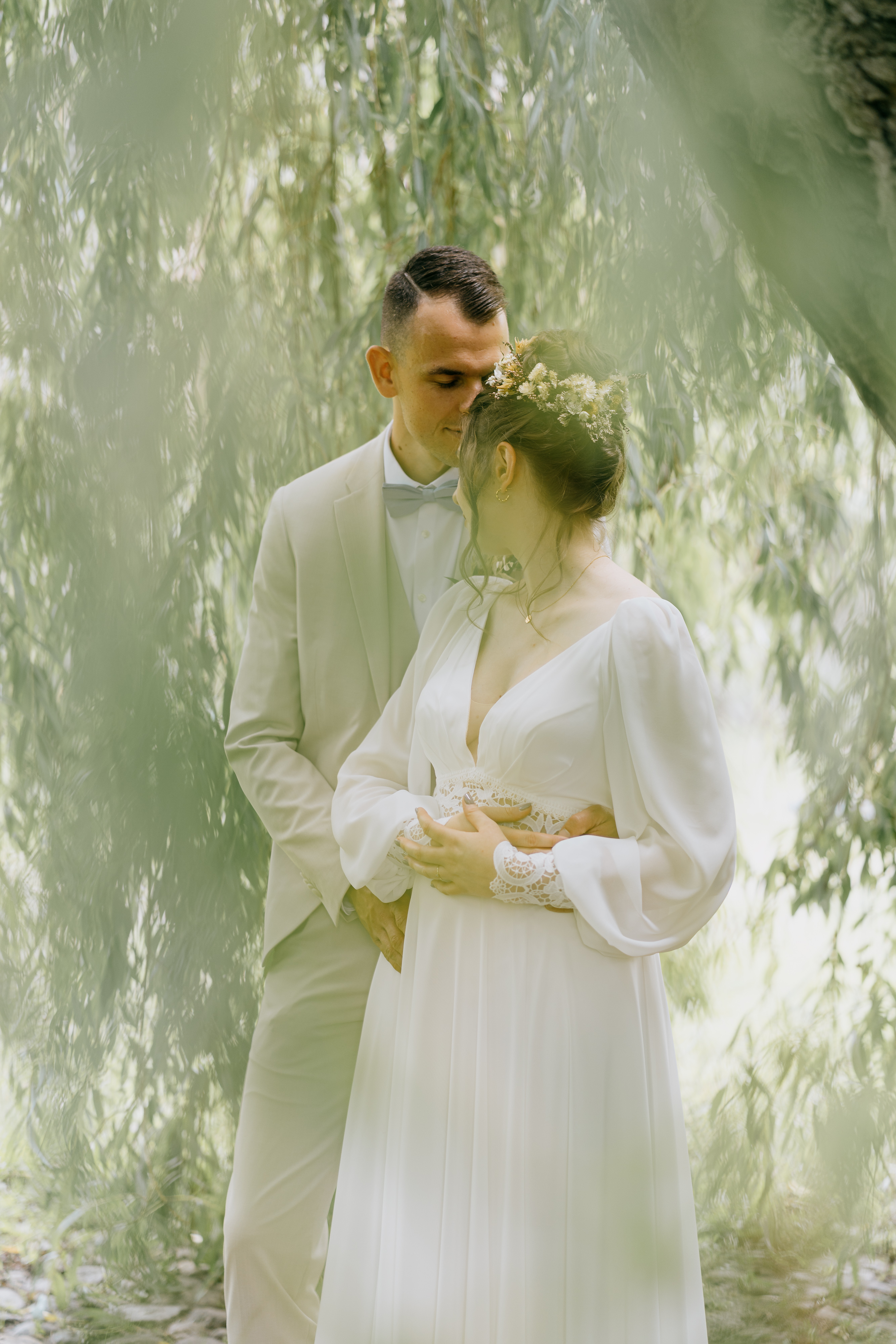 Hochzeitslocation: Fotoshooting unter der Weide. - Gartenglück Wegendorf