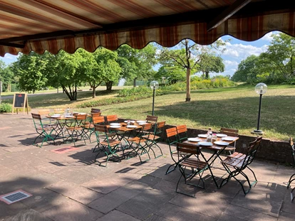 Hochzeit - Geeignet für: Private Feier (Taufe, Erstkommunion,...) - Leonberg (Böblingen) - Weinstube Killesberg. Höhenpark Stuttgart, Blick von Terrasse in den Park - Restaurant Weinstube Killesberg