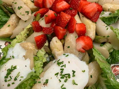 Hochzeit - Geeignet für: Private Feier (Taufe, Erstkommunion,...) - Leonberg (Böblingen) - Restaurant Weinstube Killesberg Stuttgart, Spargelsalat mit Erdbeeren und dem "Perfekten Ei"  - Restaurant Weinstube Killesberg