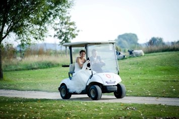 Hochzeit: Spritztour mit dem Golf-Cart - Schloss Krugsdorf Hotel & Golf