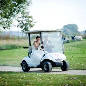 Hochzeit: Spritztour mit dem Golf-Cart - Schloss Krugsdorf Hotel & Golf